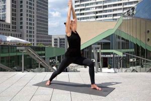 Yoga-Übung der Woche: Stuhl twisted (utkatasana/ parivritta utkatasana)